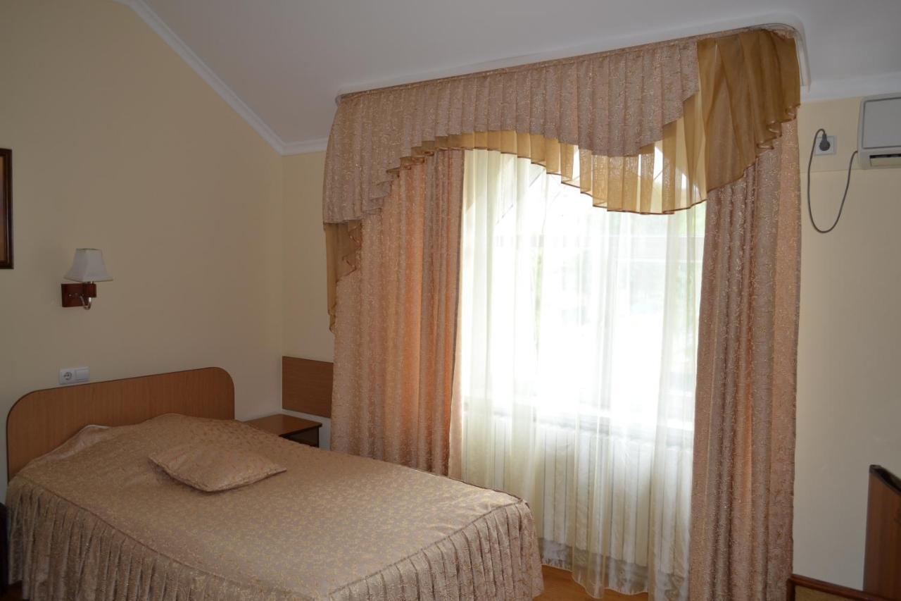 Готель Едем Hadiach Exterior photo